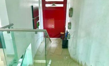 Casa en Venta en Valle con Alberca, cancha de Basquet, Fut y Tennis