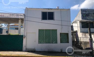 Local en renta ubicado en Revolución, entre calles Guerrero y Allende, Col. Centro, en Coatzacoalcos, Veracruz.