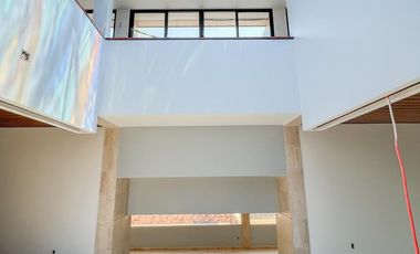 CASA EN RENTA CON USO DE SUELO OFICINAS  O HABITACIONAL EN LOMAS DE VIRREYES 1440 m2