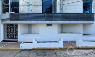 Edificio Comercial en renta ubicado en Boulevard Manuel Ávila Camacho, Col. Centro, en Coatzacoalcos, Veracruz.