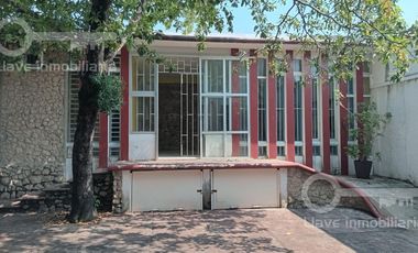 Edificio con oficinas en renta en  calle Francisco I Madero, Col. María De la Piedad, en Coatzacoalcos, Veracruz.