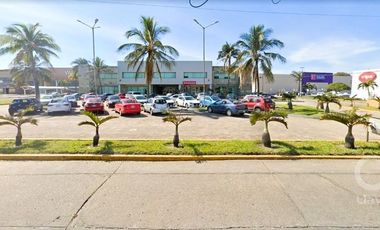 Local comercial en  renta ubicado en Av. Universidad, Esq, Av. Las Palmas, Col. Rancho Alegre, Coatzacoalcos, Veracruz.