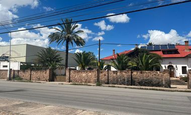 Local ideal Bancos , Escuelas , Notarias , oficinas . En esquina , vialidad Importante