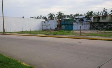 Terreno en Renta de 1,563 m2  o por lotes (3 Lotes) en Av. Abraham Zabludovsky, Col. Pensiones, Coatzacoalcos, Veracruz.