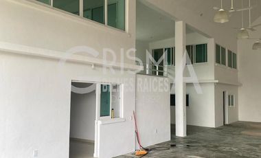AMPLIA BODEGA EN EXCELENTE UBICACIÓN EN VENTA O RENTA EN TUXPAN, VER