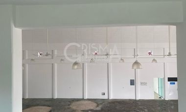 AMPLIA BODEGA EN EXCELENTE UBICACIÓN EN VENTA O RENTA EN TUXPAN, VER