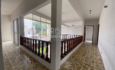 AMPLIA CASA EN VENTA EN COL. JARDINES