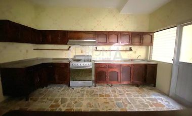 AMPLIA CASA EN VENTA EN COL. JARDINES