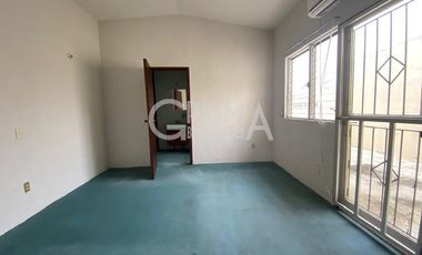 AMPLIA CASA EN VENTA EN COL. JARDINES
