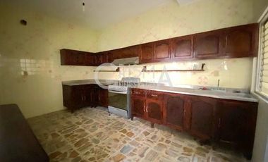 AMPLIA CASA EN VENTA EN COL. JARDINES