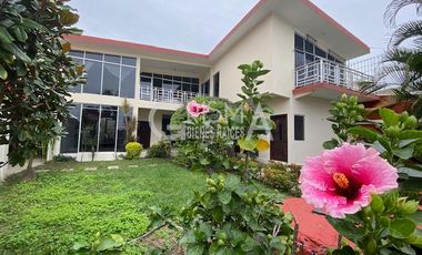 AMPLIA CASA EN VENTA EN COL. JARDINES