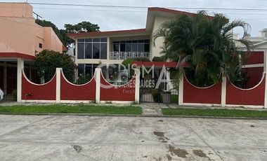 AMPLIA CASA EN VENTA EN COL. JARDINES
