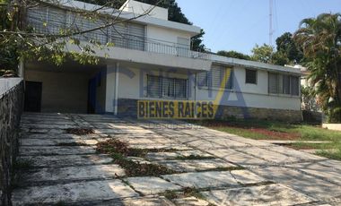 AMPLIA CASA EN VENTA EN FRACCIONAMIENTO JARDINES
