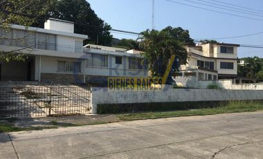AMPLIA CASA EN VENTA EN FRACCIONAMIENTO JARDINES