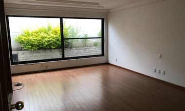 Casa en Venta en Lomas de Tecamachalco con pluma de seguridad