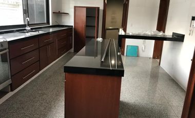 Casa en Venta en Lomas de Tecamachalco con pluma de seguridad