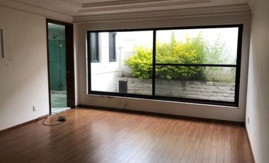 Casa en Venta en Lomas de Tecamachalco con pluma de seguridad