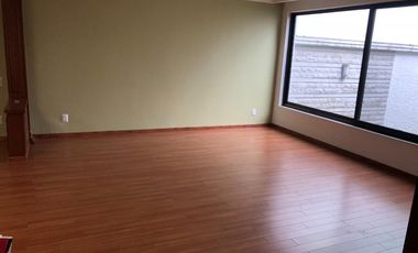 Casa en Venta en Lomas de Tecamachalco con pluma de seguridad