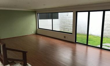 Casa en Venta en Lomas de Tecamachalco con pluma de seguridad