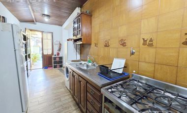 Venta de casa 4 ambientes con cochera y jardín en Quilmes Oeste