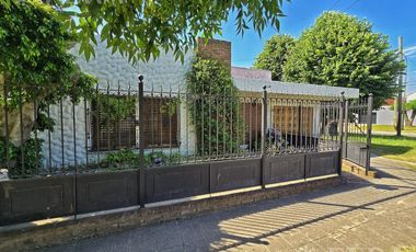 Venta de casa 4 ambientes con cochera y jardín en Quilmes Oeste