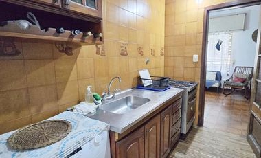 Venta de casa 4 ambientes con cochera y jardín en Quilmes Oeste