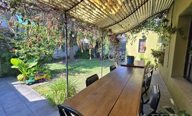 Venta de casa 4 ambientes con cochera y jardín en Quilmes Oeste
