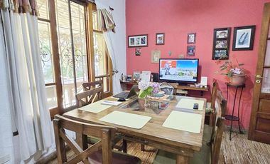 Venta de casa 4 ambientes con cochera y jardín en Quilmes Oeste