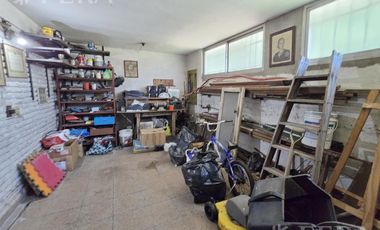 Venta de casa 4 ambientes con cochera y jardín en Quilmes Oeste