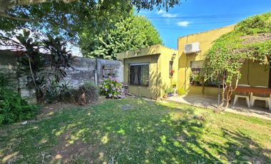 Venta de casa 4 ambientes con cochera y jardín en Quilmes Oeste