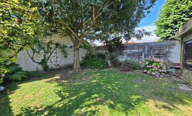 Venta de casa 4 ambientes con cochera y jardín en Quilmes Oeste