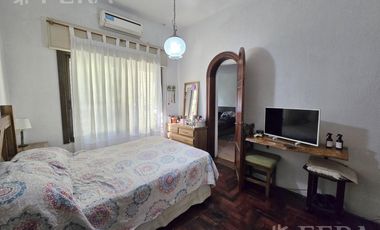 Venta de casa 4 ambientes con cochera y jardín en Quilmes Oeste