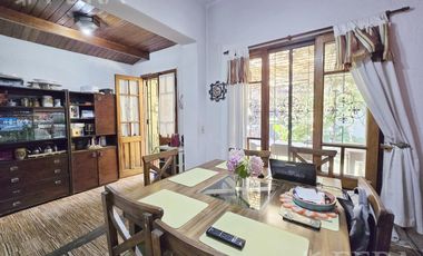 Venta de casa 4 ambientes con cochera y jardín en Quilmes Oeste