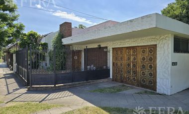 Venta de casa 4 ambientes con cochera y jardín en Quilmes Oeste