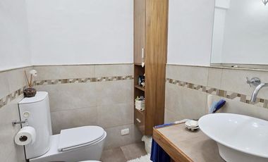 Venta de casa 4 ambientes con cochera y jardín en Quilmes Oeste