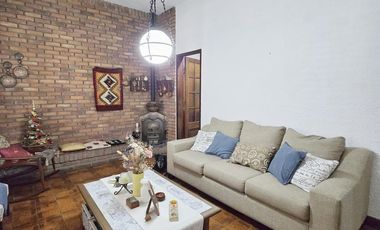 Venta de casa 4 ambientes con cochera y jardín en Quilmes Oeste