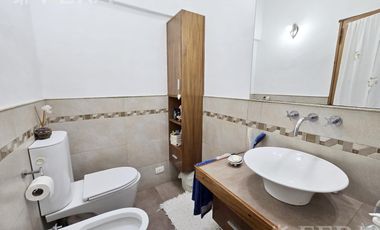 Venta de casa 4 ambientes con cochera y jardín en Quilmes Oeste