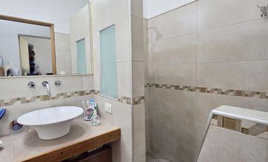 Venta de casa 4 ambientes con cochera y jardín en Quilmes Oeste