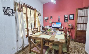 Venta de casa 4 ambientes con cochera y jardín en Quilmes Oeste