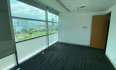 Amplia oficina acondicionada en renta de 551m2 en edificio zona Valle Ote