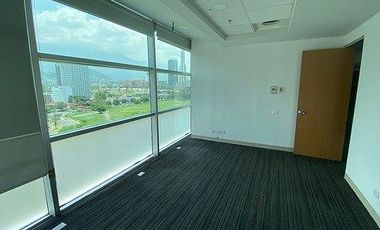 Amplia oficina acondicionada en renta de 551m2 en edificio zona Valle Ote