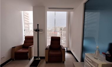 Local para Servicios Medicina general y laboratorio - Av.12 Oct (RB)