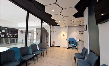 Local para Servicios Medicina general y laboratorio - Av.12 Oct (RB)