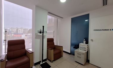 Local para Servicios Medicina general y laboratorio - Av.12 Oct (RB)