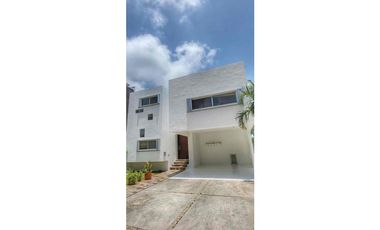 casa de  3 habitaciones con piscina privada y habitacion de servicio Playa del Carmen