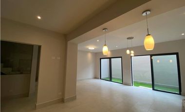 Casa en Venta en Cumbres Elite Premier en Monterrey sotano y terraza