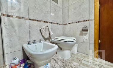 Casa de 3 ambientes zona Los Pinares en VENTA