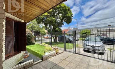 Casa de 3 ambientes zona Los Pinares en VENTA