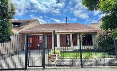 Casa de 3 ambientes zona Los Pinares en VENTA