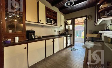 Casa de 3 ambientes zona Los Pinares en VENTA